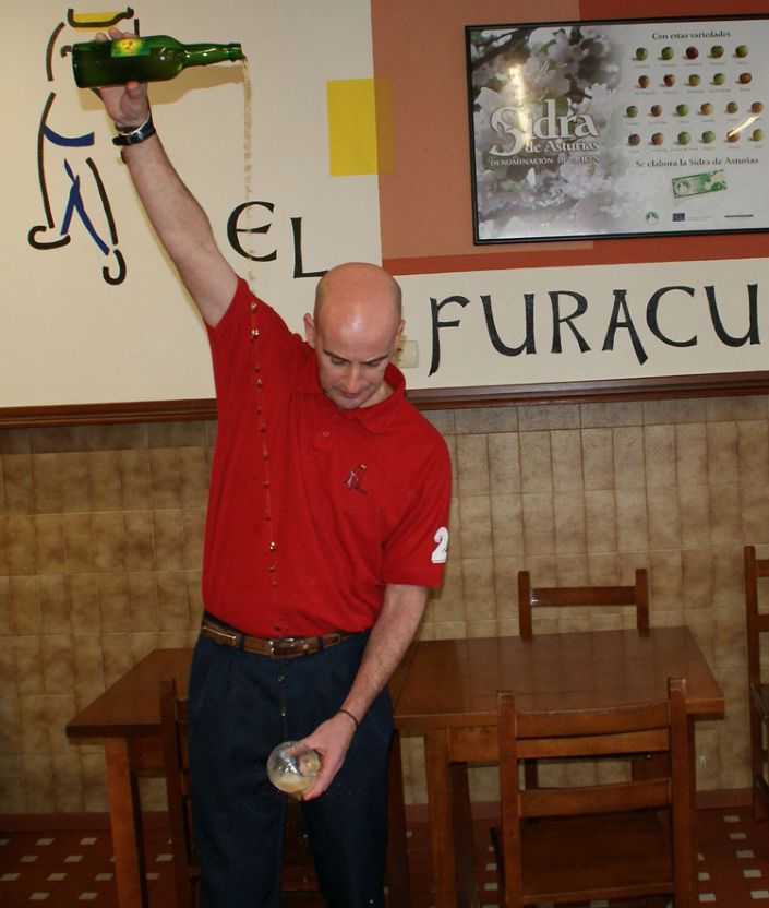 Cusrso gratuito de escanciadores en villaviciosa