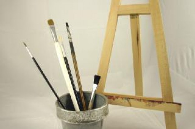 Pinceles, caballete, concurso de pintura