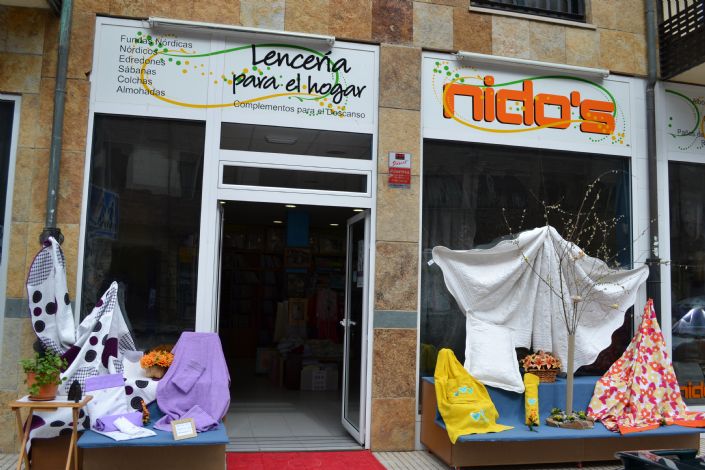 Textil Nido`s escaparate en la calle Villaviciosa