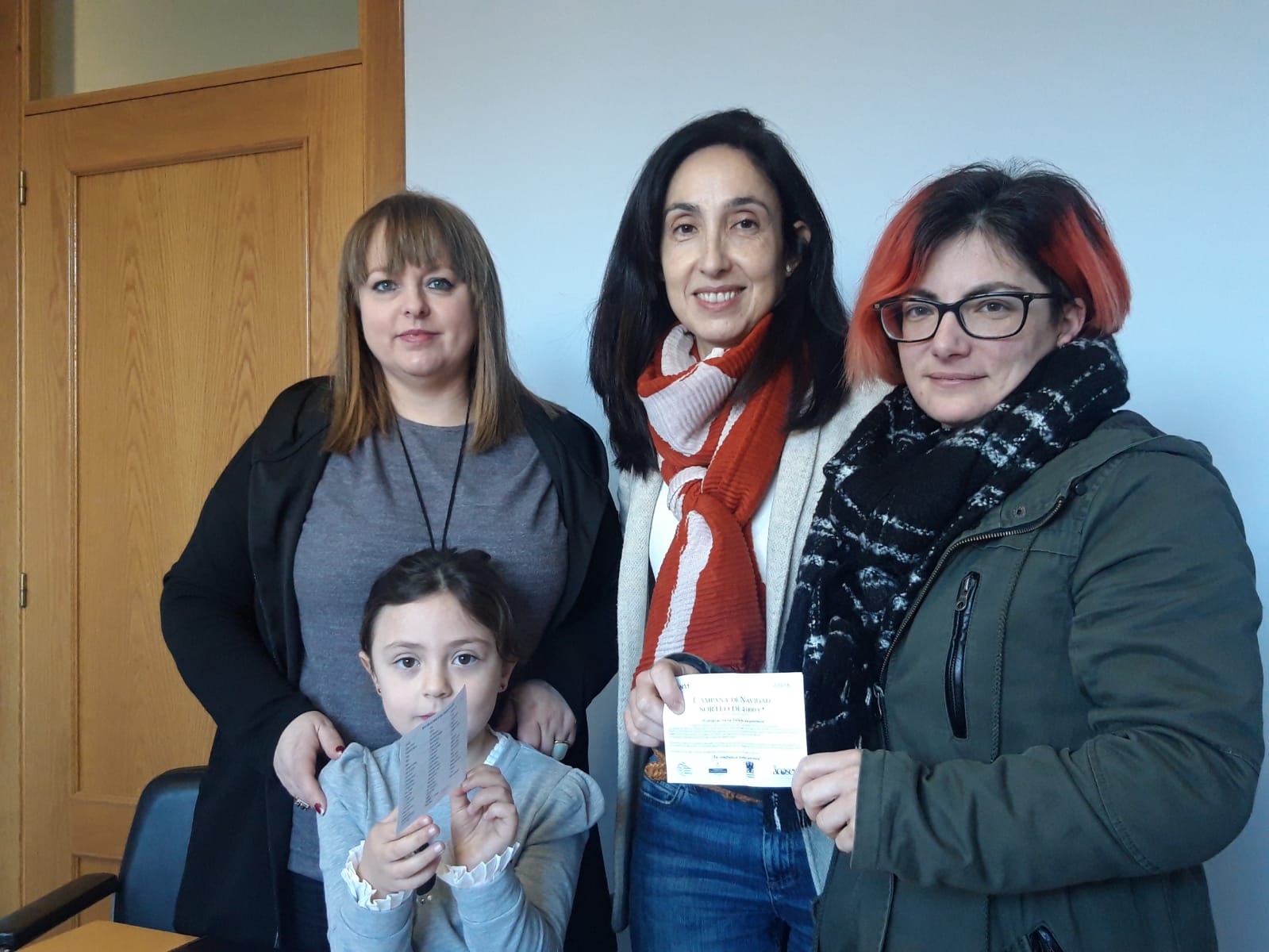 La presidenta y la tesorera de Acosevi, Cristina Simn y Luca Llera posan junto a la notaria Ana Isabel Barrera Gayol